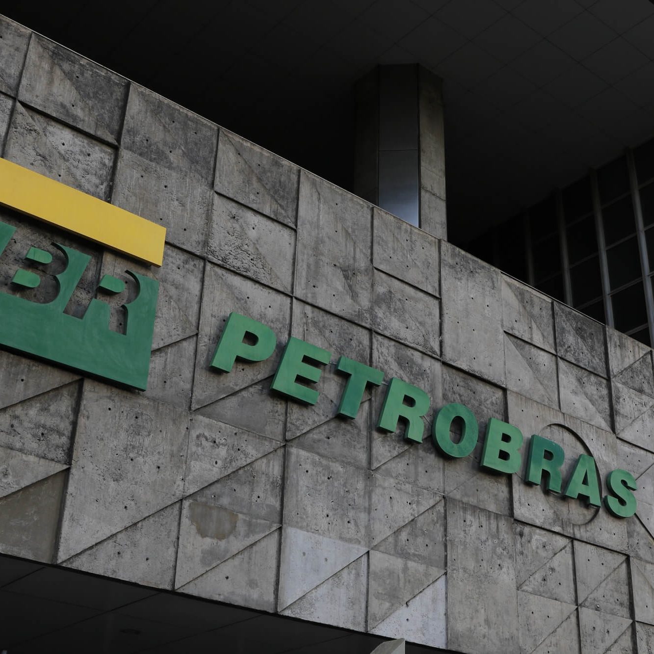 Juca Ferreira | Crise na Petrobras só atende a interesses estrangeiros e do mercado