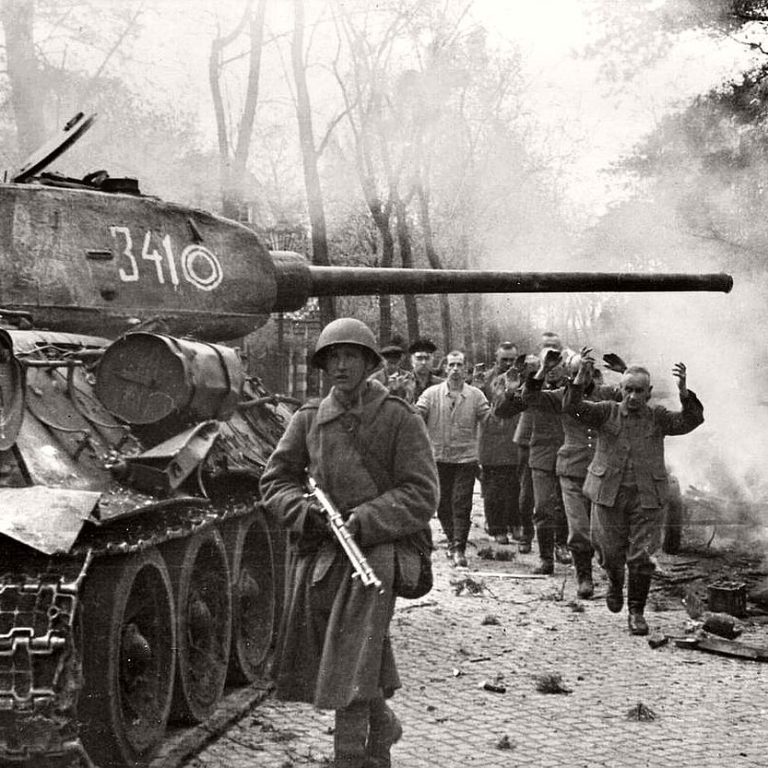 vintage-historic-photos-of-the-battle-of-berlin-1945-bw-10