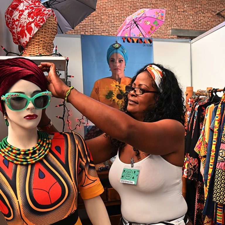 Stand perteneciente a la mipyme “El Tumbao de Telma”, un emprendimiento privado enfocado en la moda afro, durante una feria de artesanías, en La Habana,