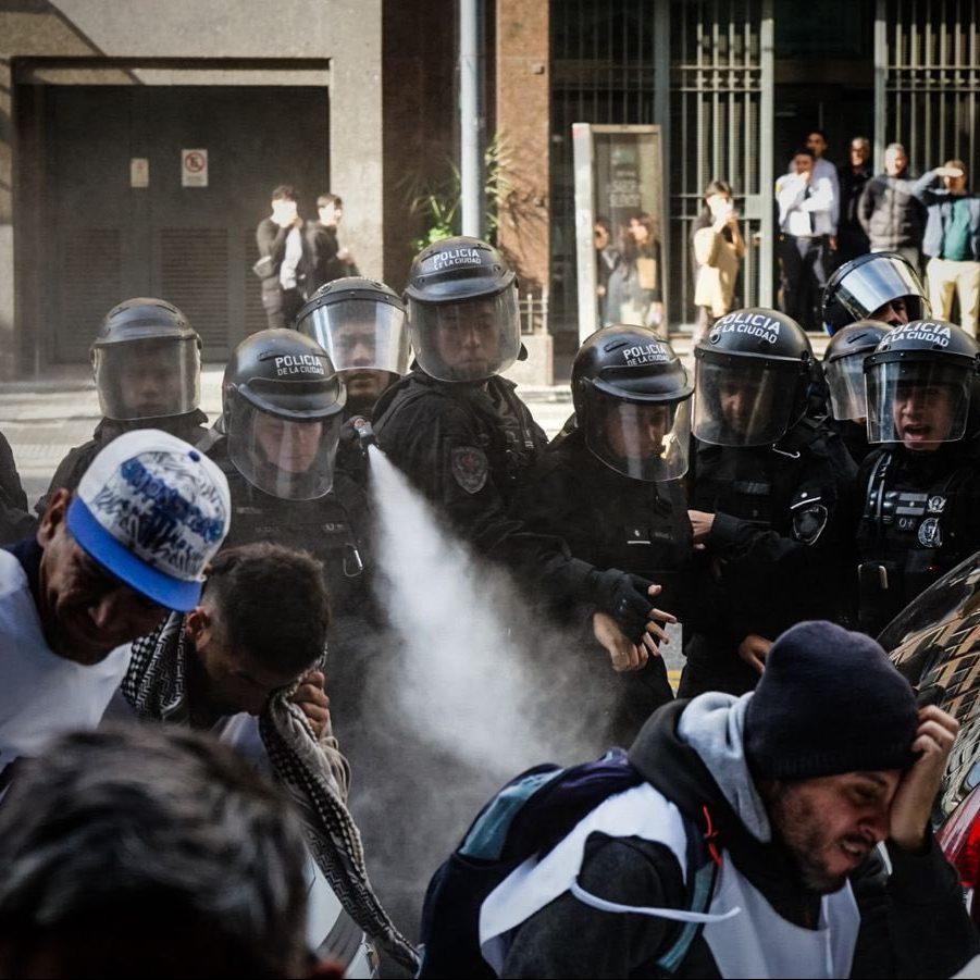 Milei infiltra agentes e manda espancar, prender e acusar manifestantes de terrorismo