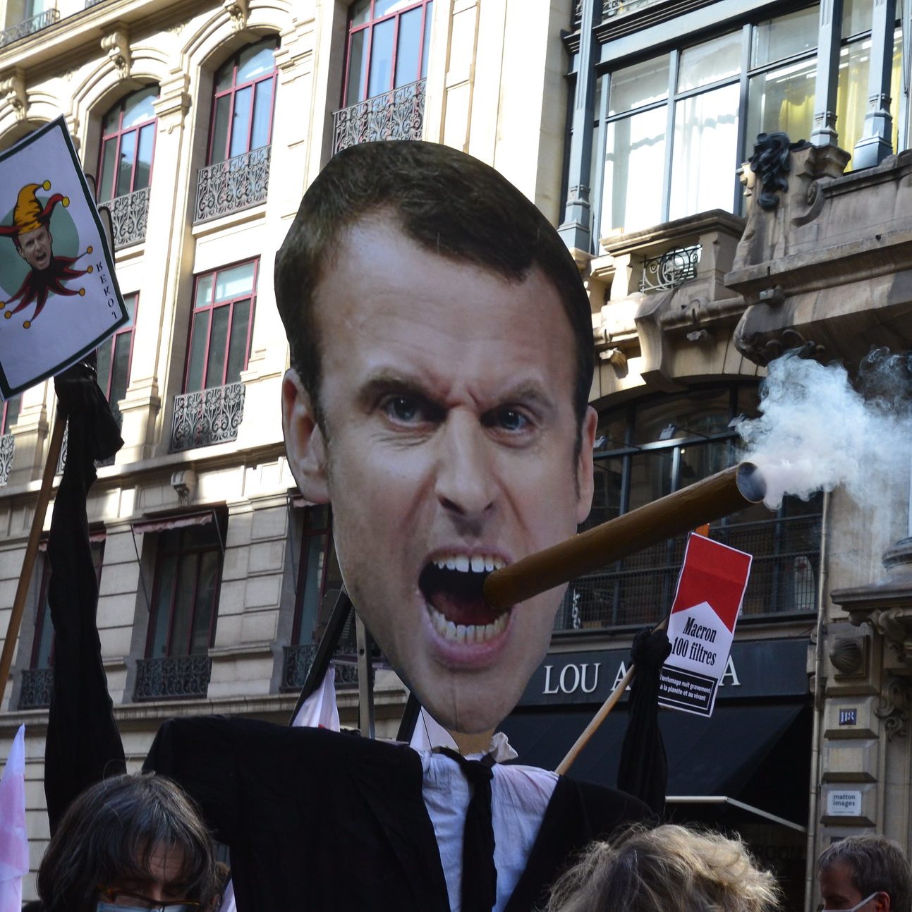 Enquanto fascismo avança, Macron equipara esquerda à extrema-direita e rejeita frente popular