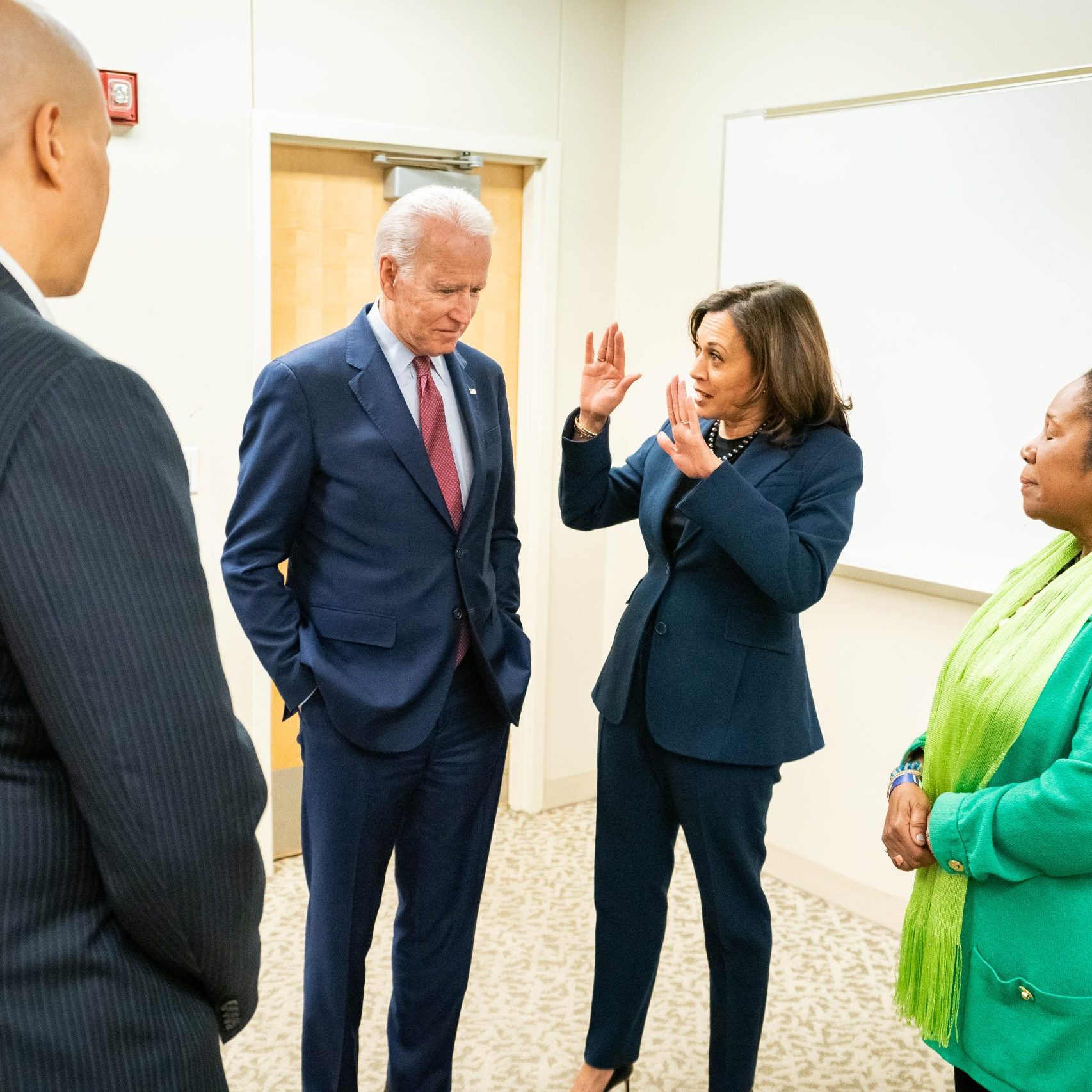 Biden renuncia à candidatura e endossa Kamala Harris para 2024