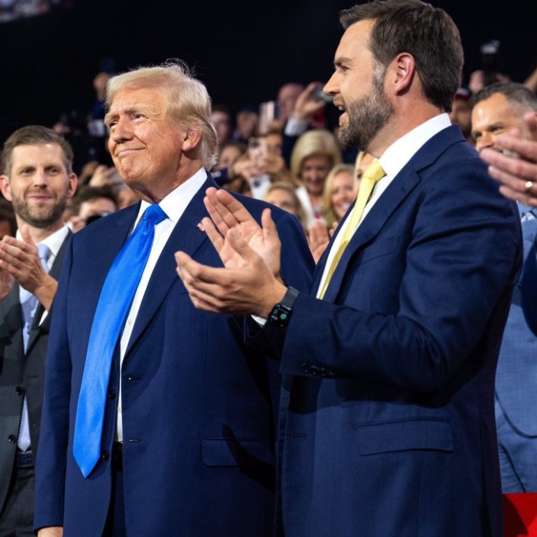 Trump modera discurso na Convenção Republicana enquanto público anti-gay celebra ao som de YMCA