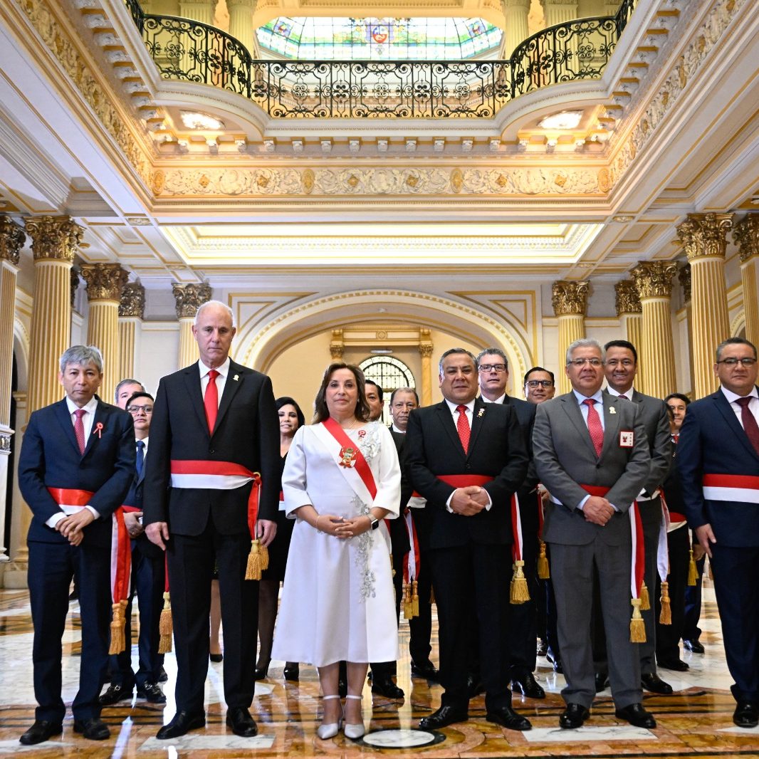 Para oligarquia do Peru, democracia é esmagar o povo e entregar riquezas ao império