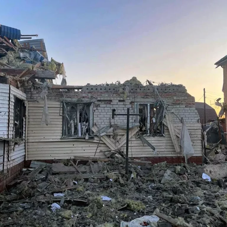 Casa destruída após ataques da Ucrânia na cidade de Sudzha, na região de Kursk