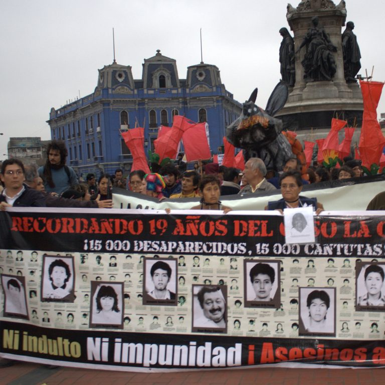 Lei que anistia Fujimori e outros criminosos de guerra no Peru viola Direito Internacional