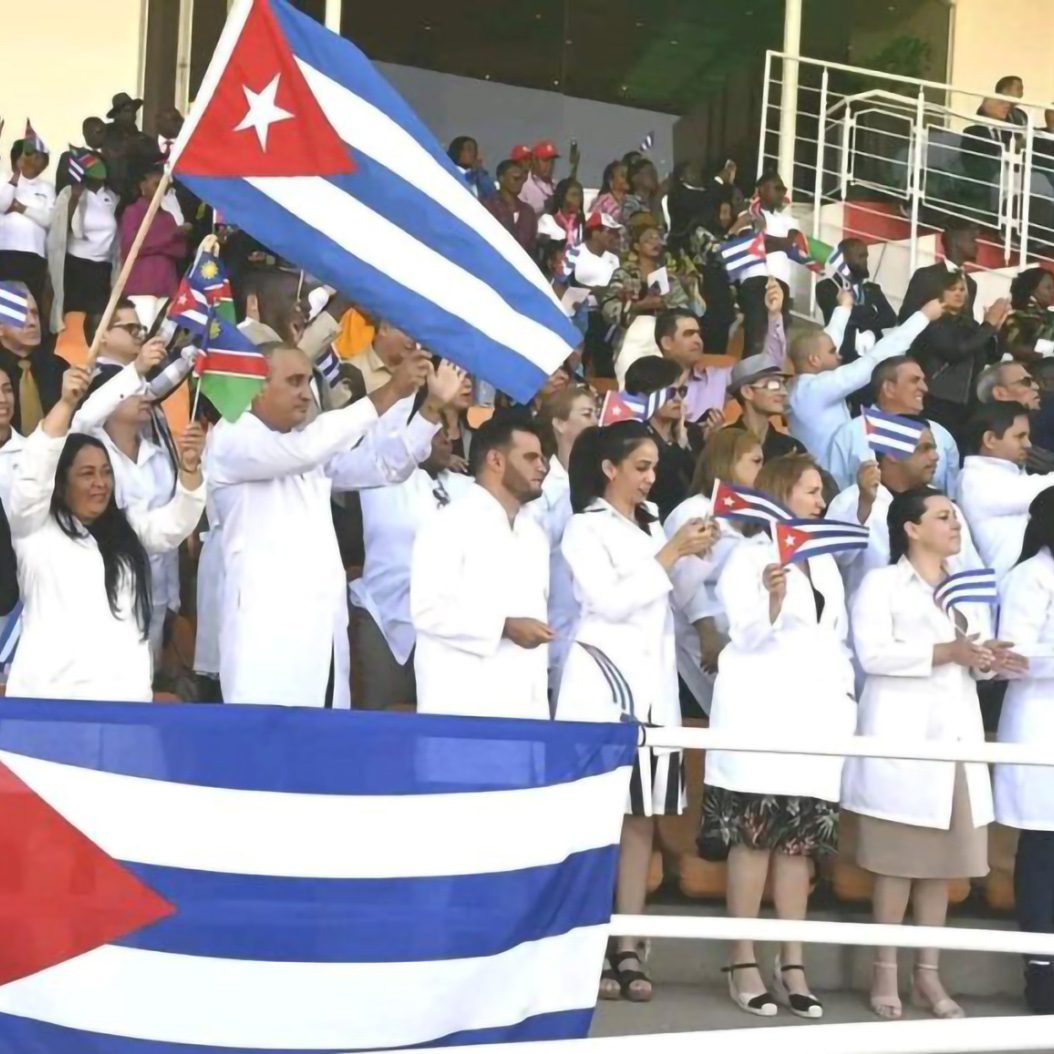 Pioneirismo e solidariedade: médicos de Cuba resistem ao embargo e contribuem com saúde global