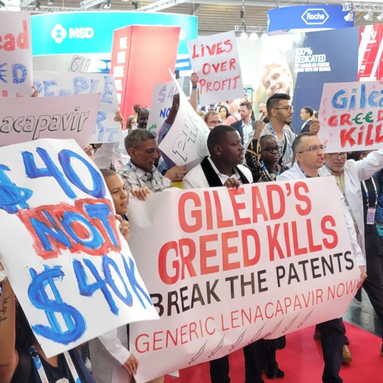 Protesto contra Gilead por preço cobrado pelo lenacapavir, medicamento contra HIV