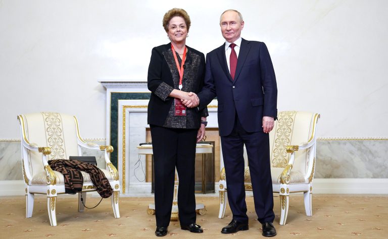 Putin, para Dilma Apreciamos seu trabalho no Banco do Brics, é uma instituição é promissora