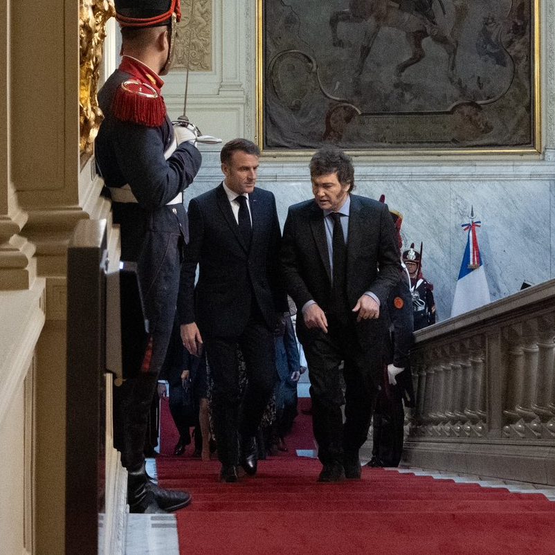 Visita de Macron à Argentina é marcada por protestos contra ataques de Milei aos direitos humanos