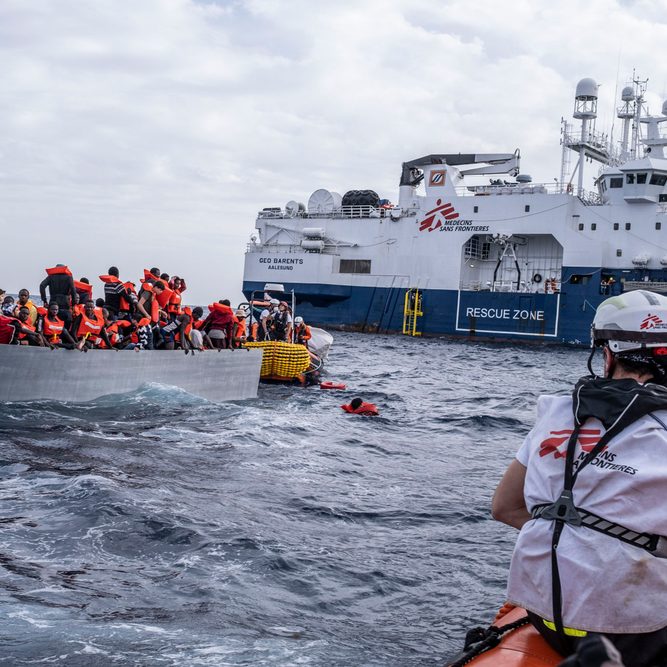 Ataques do Governo Meloni a refugiados provocam fim de resgates no Mediterrâneo