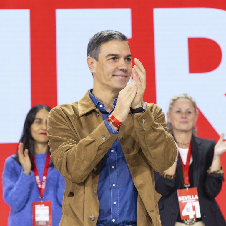 Reeleito líder do PSOE, Sánchez anuncia programa de moradia acessível