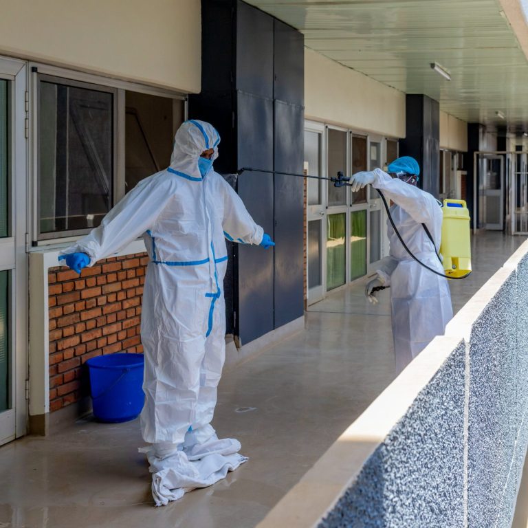 Sem recursos, Ruanda trava guerra silenciosa contra o Marburg, vírus semelhante ao Ebola