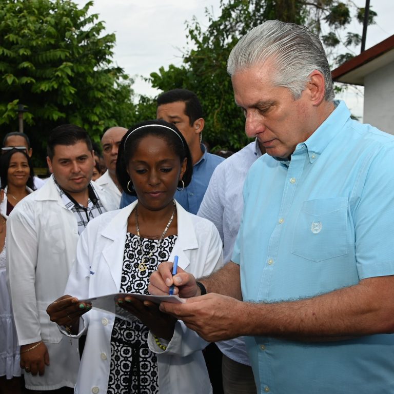 A Revolução Cubana priorizou, desde a sua implantação, duas questões básicas a educação e a saúde da população