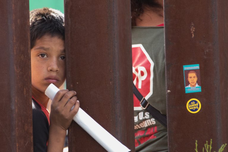 Estão traumatizando as crianças caça a imigrantes abala saúde mental infantil nos EUA